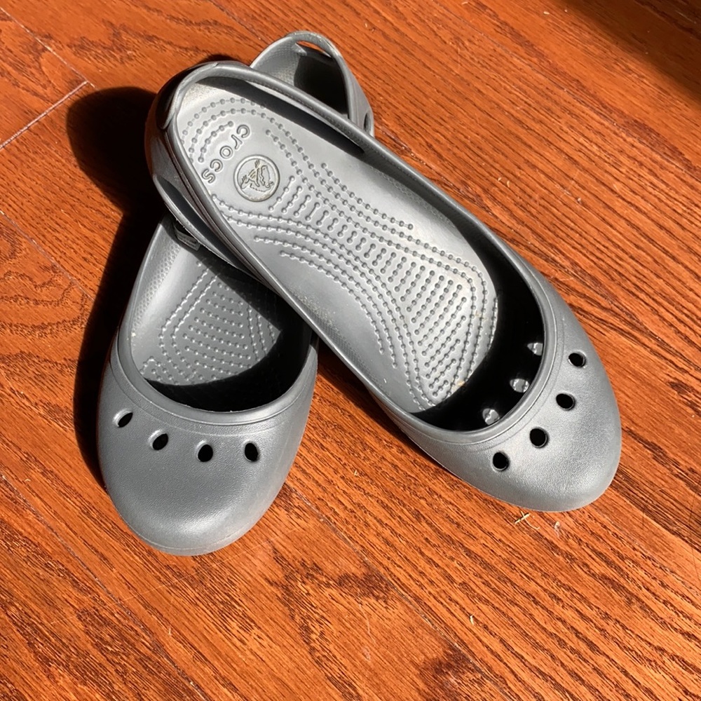 Crocs Kadee Flat in gray with cutout